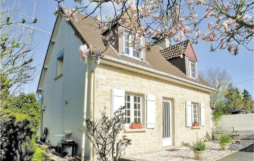 Beautiful home in Blosville with 3 Bedrooms and WiFi : Maisons de vacances proche de Saint-Martin-de-Varreville