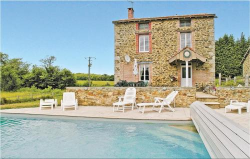 Nice Home In St, Leonard De Noblat With 3 Bedrooms, Private Swimming Pool And Heated Swimming Pool : Maisons de vacances proche de Châtelus-le-Marcheix