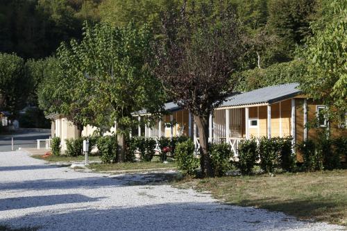 Camping Le Jardin 3 étoiles - chalets, bungalows et emplacements nus pour des vacances nature le long de la rivière le Gijou : Campings proche d'Arifat
