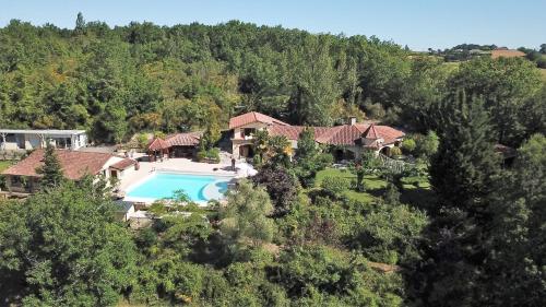 Luxury family villa in the heart of Gascony. Large pool & gorgeous view : Villas proche de Labatut-Rivière