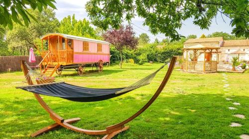 Propriete d'une chambre avec piscine partagee jardin clos et wifi a Bussac Foret : Maisons de vacances proche de Bedenac