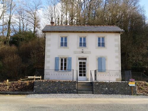 La Fourmondière supérieure, maison éclusière : Maisons de vacances proche de Mayenne