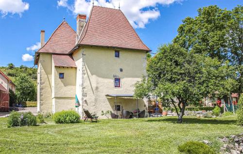 Stunning home in Langy with 2 Bedrooms and WiFi : Maisons de vacances proche de Paray-sous-Briailles