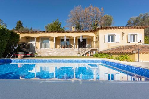 Family house with swimming pool parking space and pétanque court! : Maisons de vacances proche de Roquefort-les-Pins
