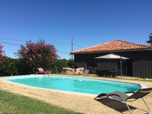 Beautiful 4-Bed country cottage with pool : Maisons de vacances proche de Castelnau-d'Auzan