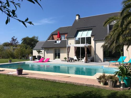 Belle villa bord de mer avec piscine : Villas proche d'Urville-Nacqueville