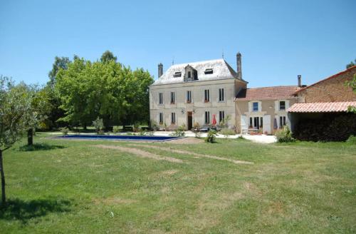 Grande maison au calme, 25 min de la mer : Villas proche de Saint-Quantin-de-Rançanne