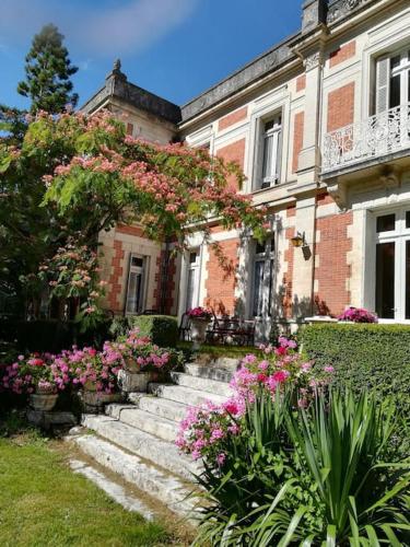 Domaine de Champ rose + piscine chauffée, couverte : Maisons de vacances proche de Saint-Laurent-de-Belzagot