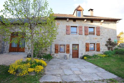 Maison de 4 chambres avec jardin clos et wifi a Albaret Sainte Marie : Maisons de vacances proche de Fontans