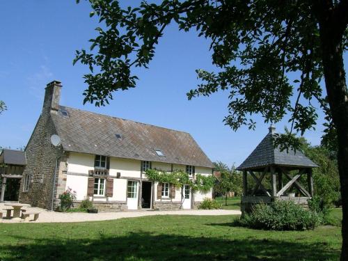 Pleasant Holiday Home in Isigny Le Buat with Garden : Maisons de vacances proche de Saint-Laurent-de-Terregatte