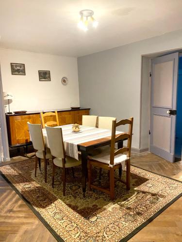 Maison de 2 chambres avec terrasse a Clion : Maisons de vacances proche de Buzançais