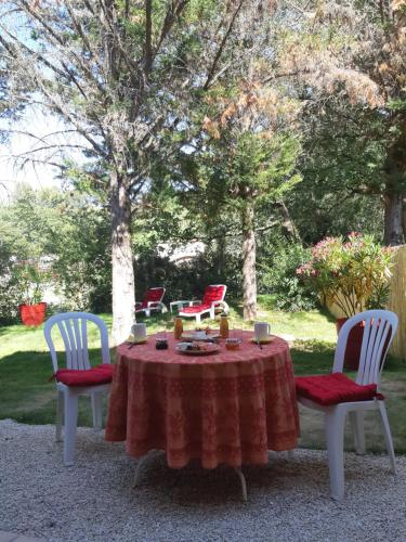 Suite avec jardin entre Aix en Provence, Luberon et Verdon : Maisons d'hotes proche de Peyrolles-en-Provence