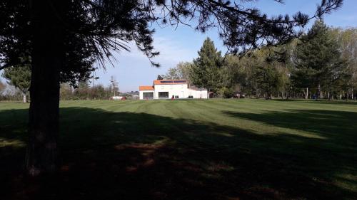 Grande maison avec parc et SPA : Maisons de vacances proche de Chaudron-en-Mauges