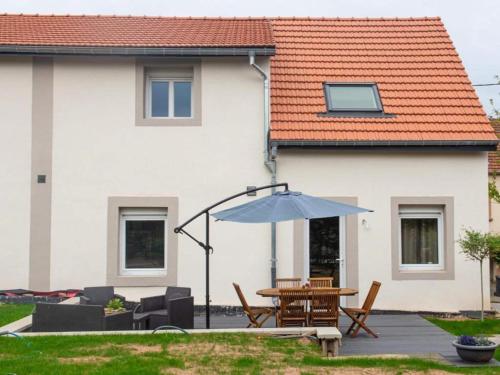 Charming Holiday Home in Lemberg with Garden : Maisons de vacances proche de Goetzenbruck