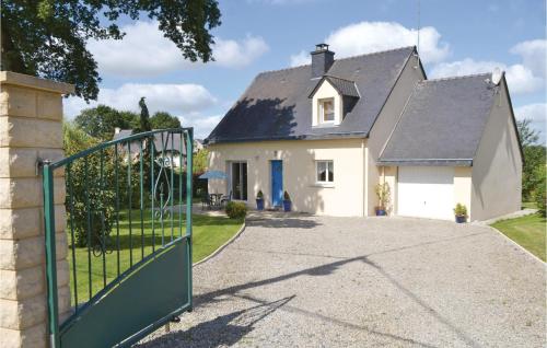 Nice home in Guehenno with 3 Bedrooms and WiFi : Maisons de vacances proche de Plumelec