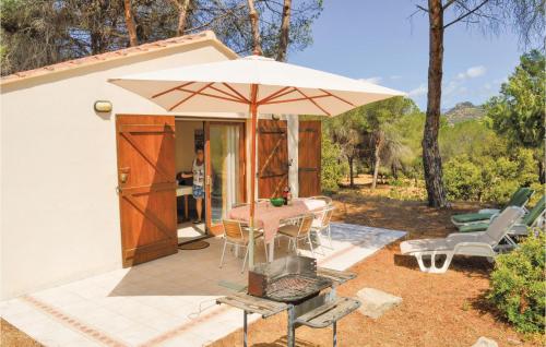 Three-Bedroom Holiday Home in Calcatoggio : Maisons de vacances proche de Valle-di-Mezzana