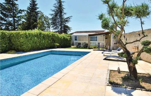 Nice home in Robion with 1 Bedrooms, WiFi and Outdoor swimming pool : Maisons de vacances proche de Taillades