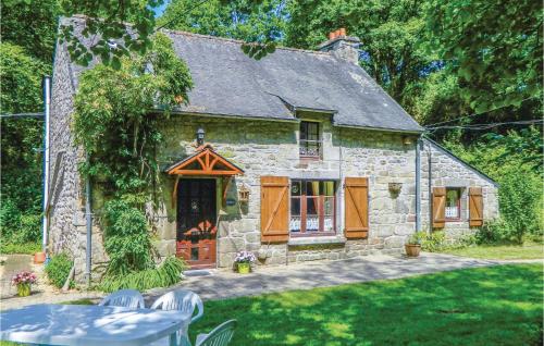 Awesome home in Guern with 3 Bedrooms and WiFi : Maisons de vacances proche de Séglien