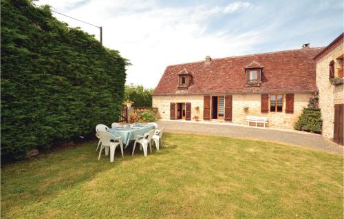 Amazing home in La-Chapelle-Saint-Jean with 3 Bedrooms and Outdoor swimming pool : Maisons de vacances proche de La Chapelle-Saint-Jean
