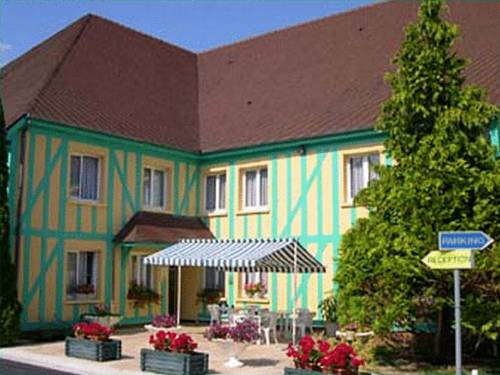 Logis Hôtel Le Pan De Bois : Hotels proche de Saint-Julien-les-Villas