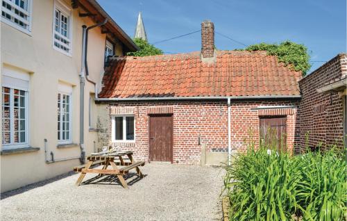 Awesome home in Volckerinckhove with 5 Bedrooms and WiFi : Maisons de vacances proche de Hardifort