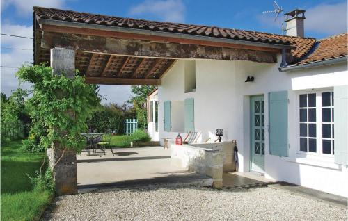 Amazing home in St Fort sur Gironde with 3 Bedrooms and WiFi : Maisons de vacances proche de Consac