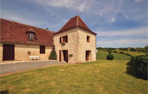 Awesome home in La-Chapelle-Saint-Jean with 3 Bedrooms and Outdoor swimming pool : Maisons de vacances proche de Châtres