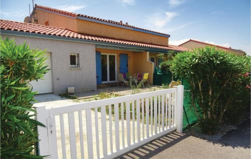 Beautiful home in Torreilles - Plage with 2 Bedrooms, WiFi and Outdoor swimming pool : Maisons de vacances proche de Saint-Laurent-de-la-Salanque