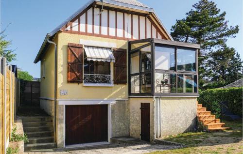 Beautiful home in Hauteville-sur-Mer w/ WiFi and 3 Bedrooms : Maisons de vacances proche de Trelly