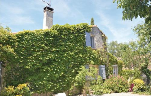 Awesome home in Grans with 5 Bedrooms, WiFi and Outdoor swimming pool : Maisons de vacances proche de Grans