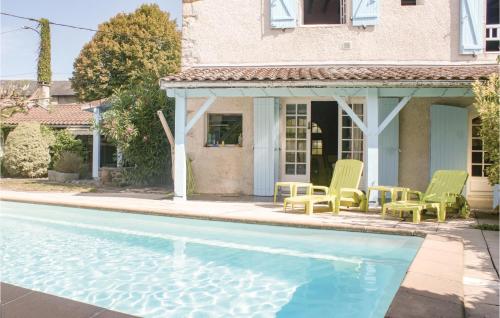 Amazing home in Escos with 4 Bedrooms and WiFi : Maisons de vacances proche de Saint-Cricq-du-Gave