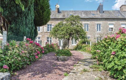Beautiful home in Le Beny Bocage with 2 Bedrooms and WiFi : Maisons de vacances proche de Beaumesnil