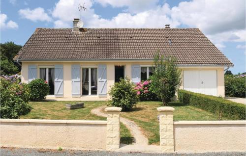 Awesome home in Chef du Pont with 5 Bedrooms and WiFi : Maisons de vacances proche d'Auvers