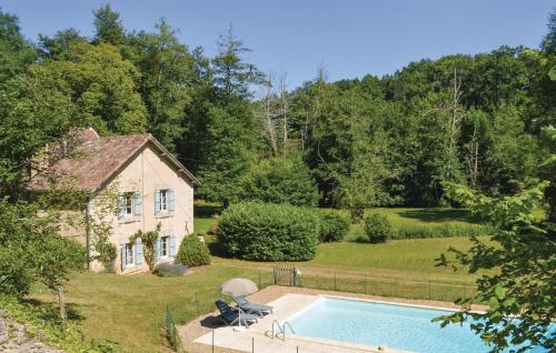 Stunning home in Mouleydier with 4 Bedrooms, WiFi and Outdoor swimming pool : Maisons de vacances proche de Saint-Georges-de-Montclard