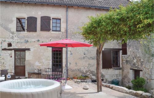 Stunning home in Preuilly sur Claise with 4 Bedrooms, Jacuzzi and WiFi : Maisons de vacances proche de Paulmy