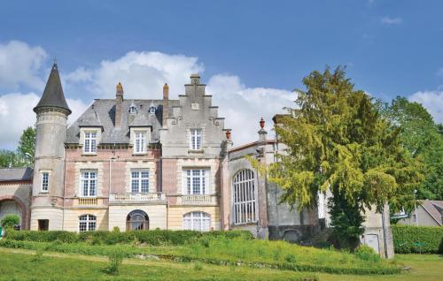 Awesome home in Marconne with 6 Bedrooms and WiFi : Maisons de vacances proche de Guigny