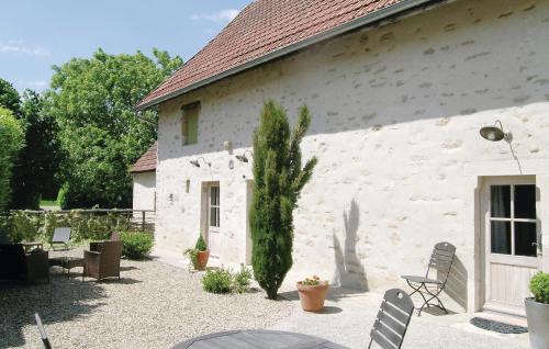 Nice home in RUFFEY LES BEAUNE with 2 Bedrooms and WiFi : Maisons de vacances proche de Palleau