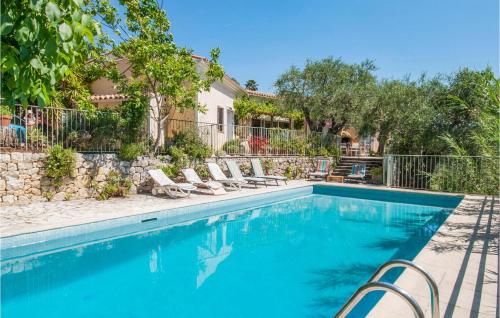 Stunning Home In Spracdes With 3 Bedrooms, Wifi And Private Swimming Pool : Maisons de vacances proche de Spéracèdes