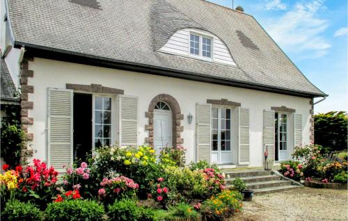 Stunning home in Surville with 5 Bedrooms and WiFi : Maisons de vacances proche de Saint-Rémy-des-Landes