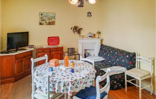 Nice apartment in Vild-la-Marine, Hirel with 1 Bedrooms : Appartements proche de La Fresnais