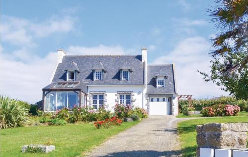 Beautiful home in Plomodiern with 3 Bedrooms and WiFi : Maisons de vacances proche de Cast