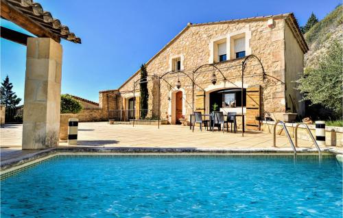Amazing home in Boulbon with 4 Bedrooms, WiFi and Outdoor swimming pool : Maisons de vacances proche d'Aramon