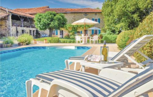 Stunning Home In Suaux With 6 Bedrooms, Wifi And Outdoor Swimming Pool : Maisons de vacances proche de Lussac