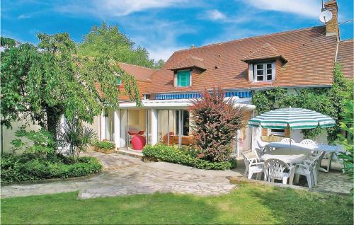 Amazing home in Brette les Pins with 4 Bedrooms, WiFi and Outdoor swimming pool : Maisons de vacances proche de Challes