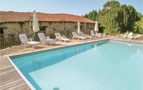 Stunning Home In Moissannes With Wifi, Outdoor Swimming Pool And Heated Swimming Pool : Maisons de vacances proche de Saint-Amand-Jartoudeix