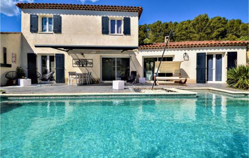 Stunning home in Meyreuil with 5 Bedrooms, WiFi and Outdoor swimming pool : Maisons de vacances proche de Fuveau