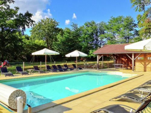 Holiday Home in Oradour sur Vayres with Private Terrace : Maisons de vacances proche de Saint-Bazile
