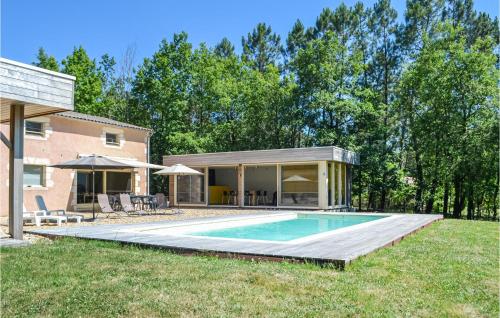 Stunning Home In , Saint Rmy With 4 Bedrooms, Wifi And Swimming Pool : Maisons de vacances proche de Saint-Géraud-de-Corps