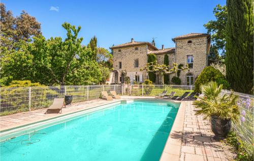 Nice home in Saint-Ambroix with 10 Bedrooms, WiFi and Outdoor swimming pool : Maisons de vacances proche de Rivières