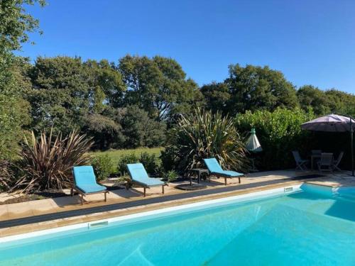 Longère Bretonne avec piscine chauffée à 20 minutes de la mer : Maisons de vacances proche de Plumergat
